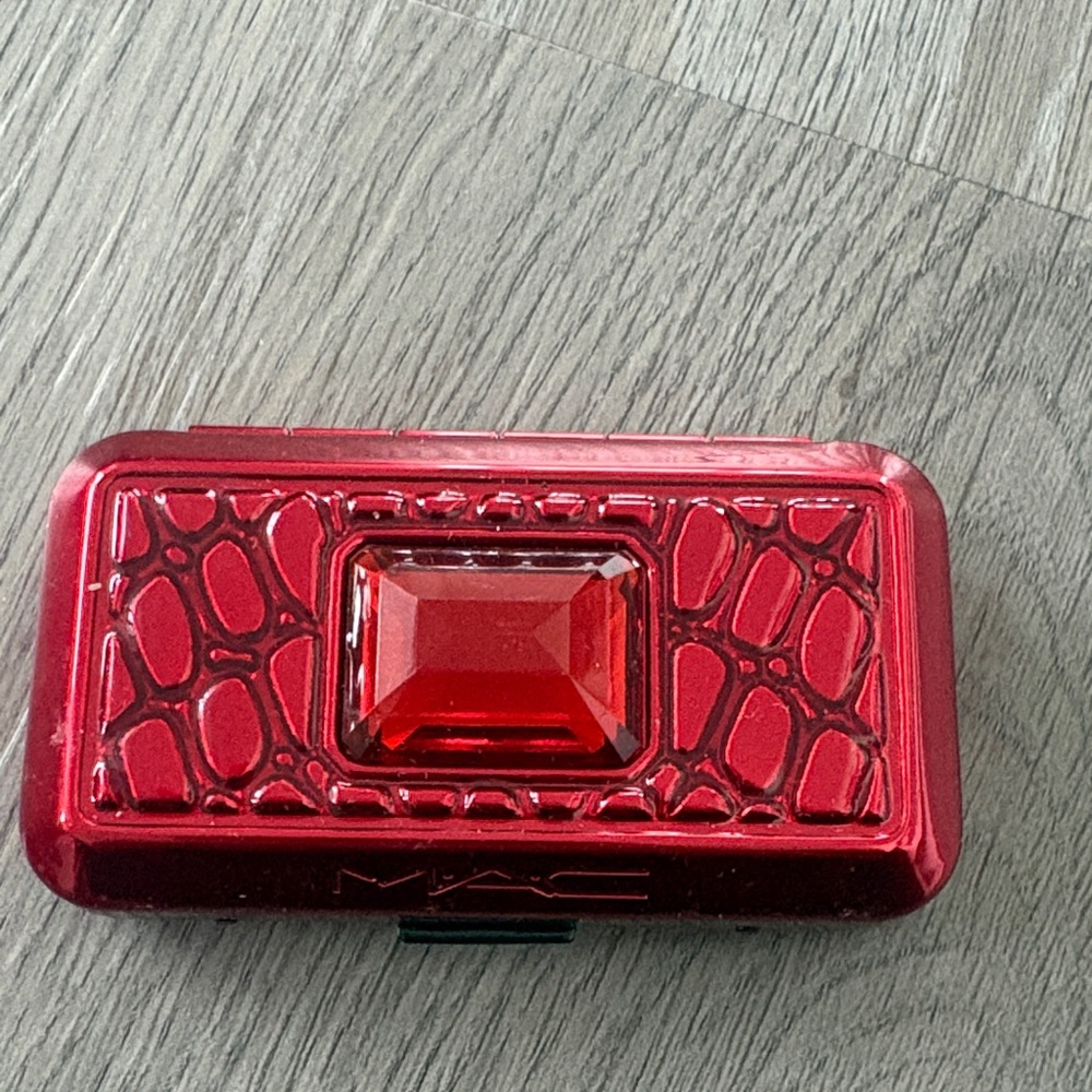 Limited Edition MAC Devoted Poppy Lips Kit